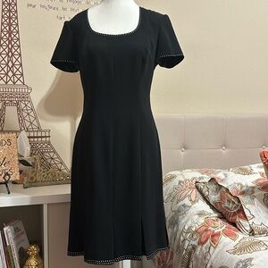 🔥SALE🔥 YL Black Midi Lined with Planks at the edge of the dress size 4